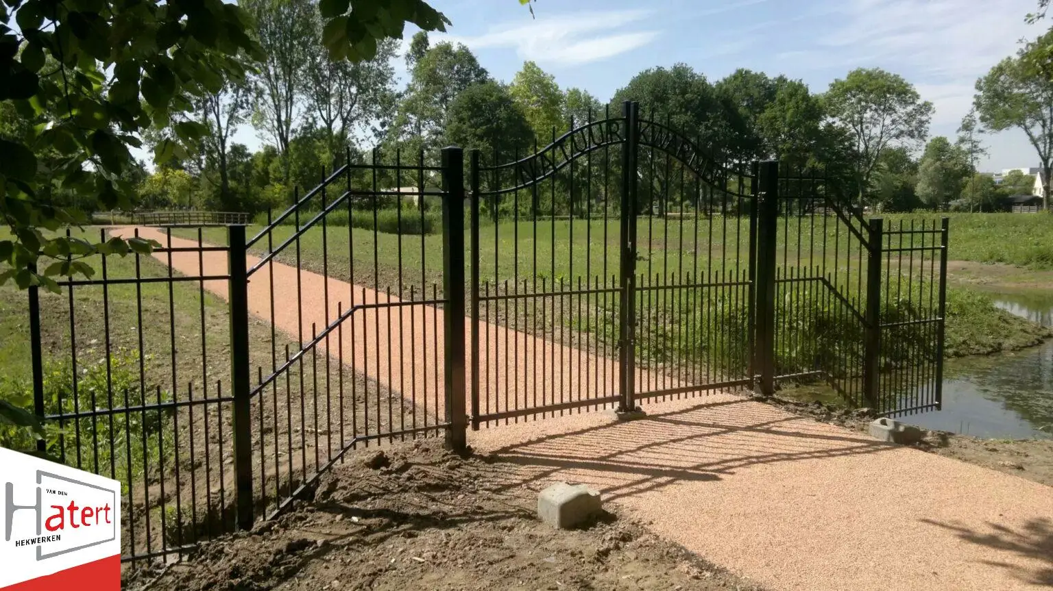 Klassiek-sierhekwerk-en-sierpoort-met-slootwaaiers-van-Hekwerk-Soest-B.V v2